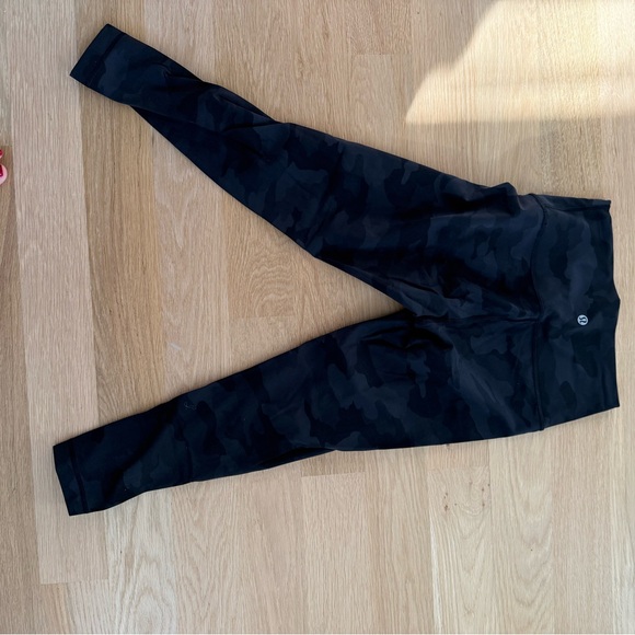 lululemon athletica women’s Dark Camouflage 23” Leggings - Picture 2 of 3